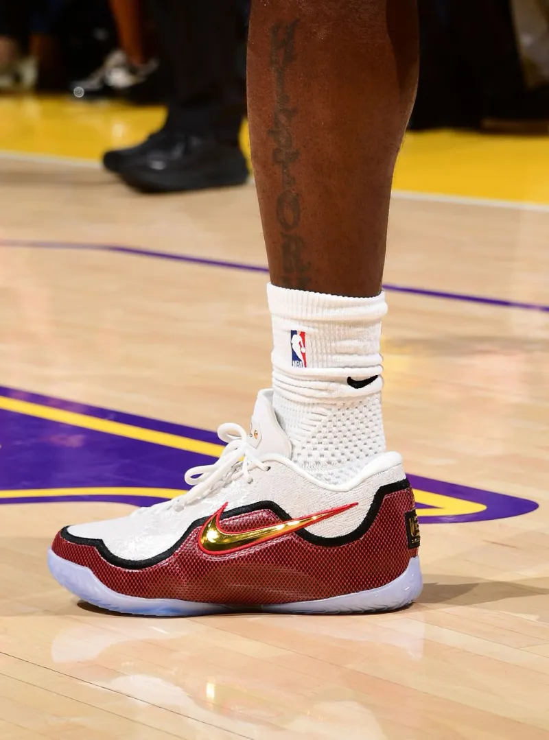 b体育-詹姆斯穿着盛大启幕配色Lebron23，得到18分4篮板6助攻3抢断